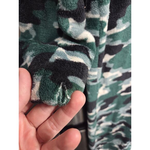 5/$15 Dark Green Camo Hoodied Onesie - dip - S (6-7) - Picture 4 of 4